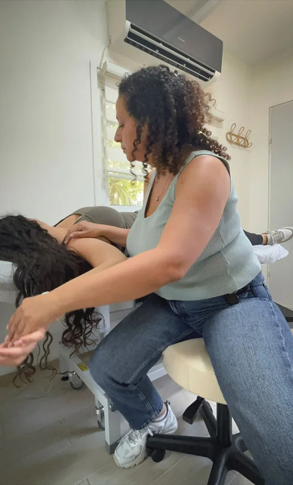 אוראל עסיס בפגישת טיפול בקליניקת הפיזיותרפיה בנהריה